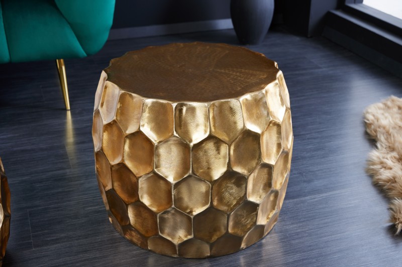 Estila Orientálny zlatý príručný stolík Himare z kovovej zliatiny s reliéfnym vzorom 55cm