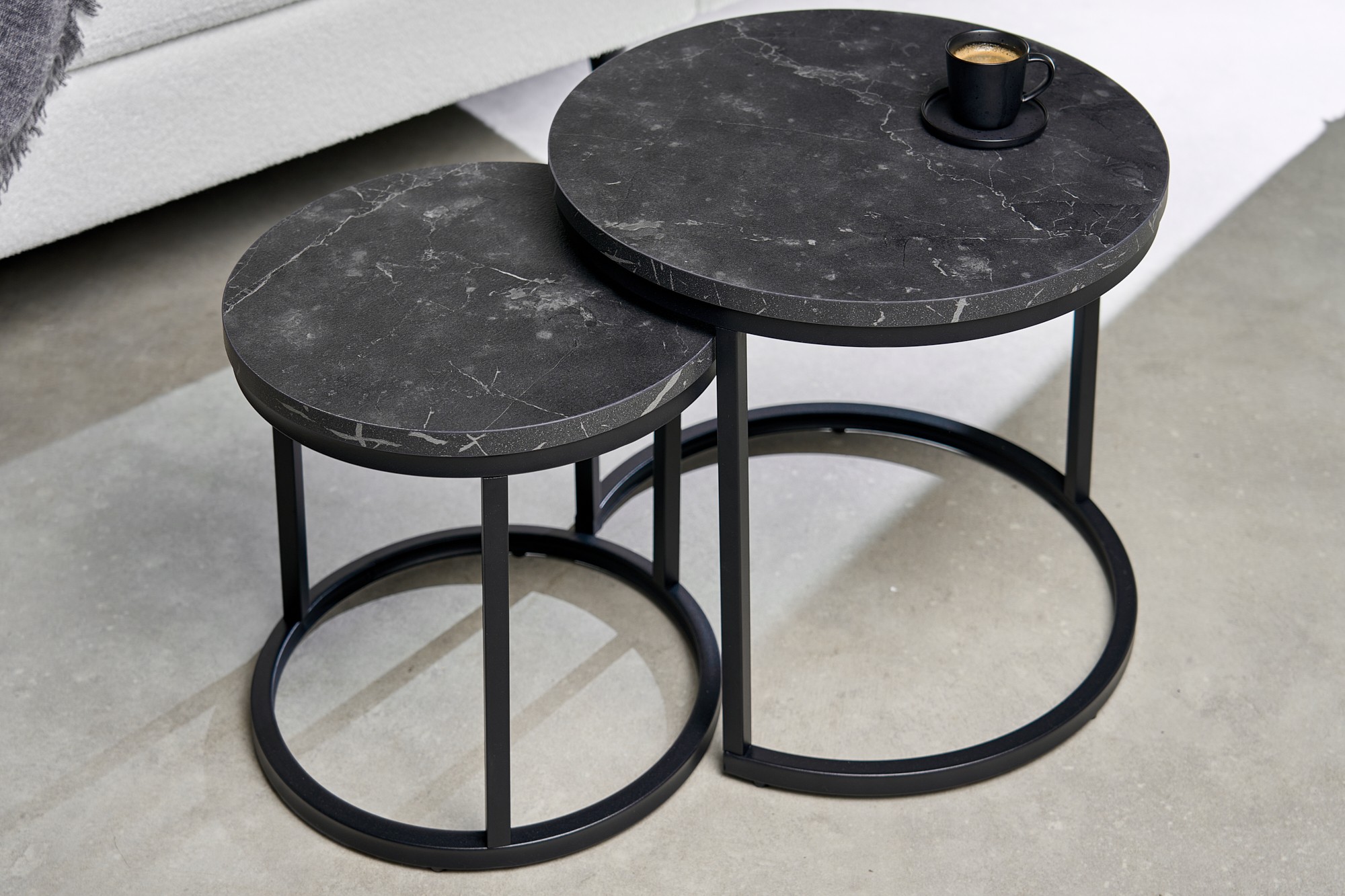 Estila Industriálny set dvoch konferenčných stolíkov Nadja v čiernom prevedení z kovu a dreva s mramorovým vzhľadom
