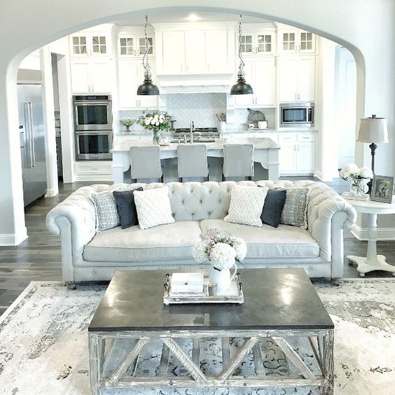 Biela sedačka v štýle chesterfield