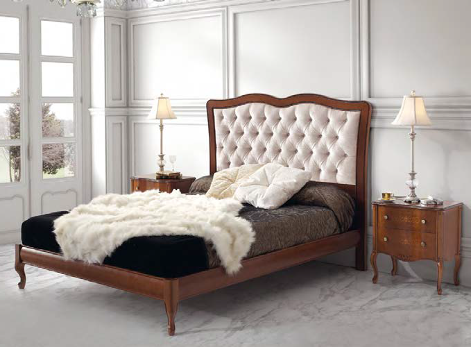 Spálňa v klasickom štýle s rustikálnou posteľou Castilla