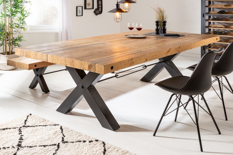 Estila Industriálny jedálenský stôl Freya z masívu v prírodnej hnedej farby s čiernymi kovovými nohami a vrchnou doskou s rámom 206 cm