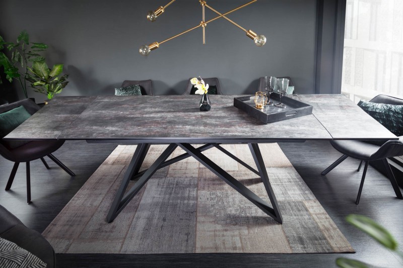 Estila Moderný keramický sivý rozkladací jedálenský stôl Epinal betónovým povrchom a kovovou konštrukciou 260cm
