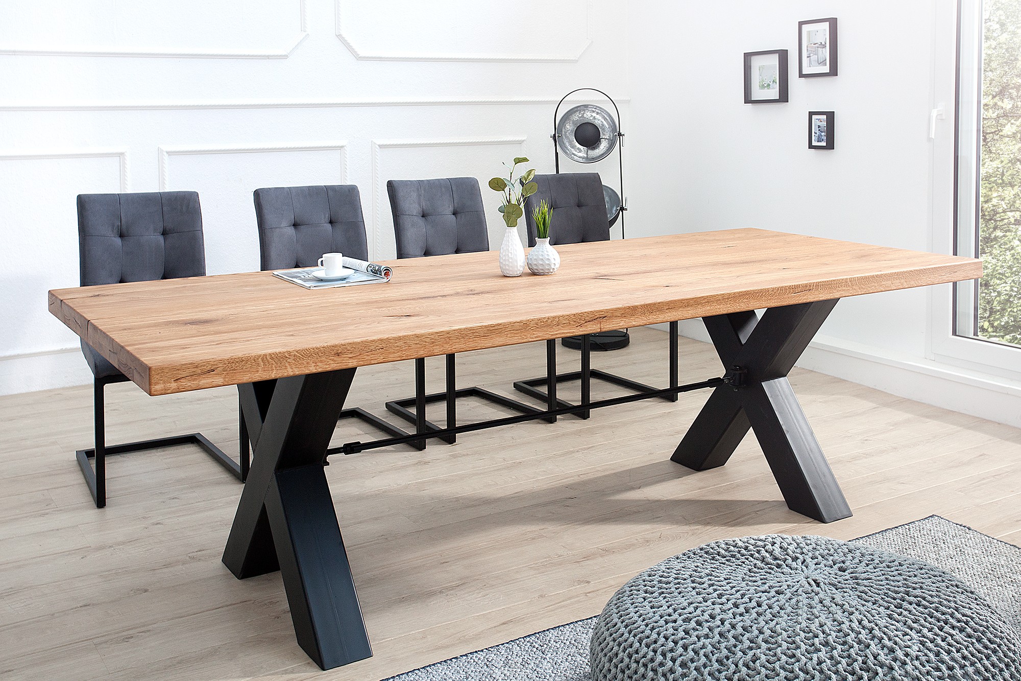 Estila Industriálny nadčasový jedálenský stôl z dubového masívu Steele Craft hnedý s čiernymi kovovými nohami obdĺžnikový 200cm