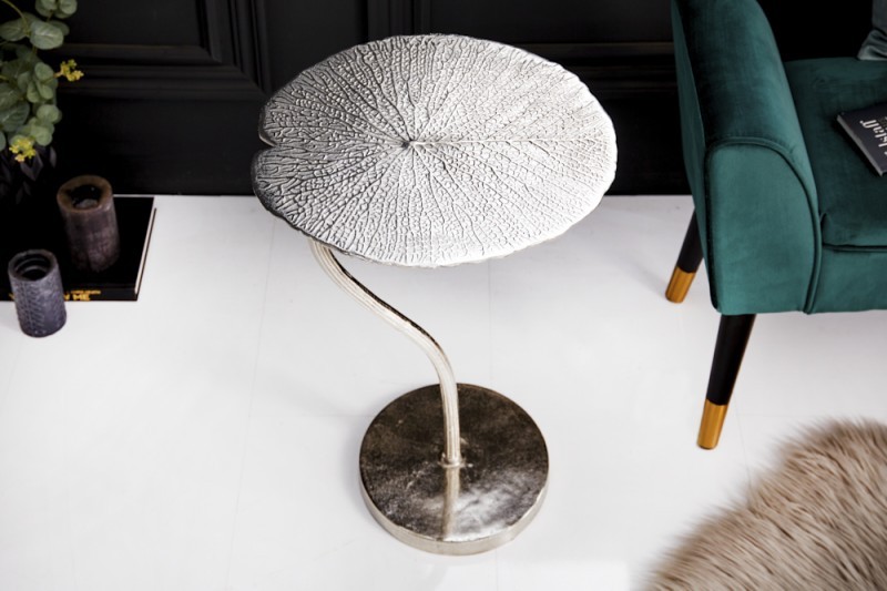 Estila Art-deco štýlový príručný stolík Zapalota z kovu v tvare listu v striebornej farbe 40cm