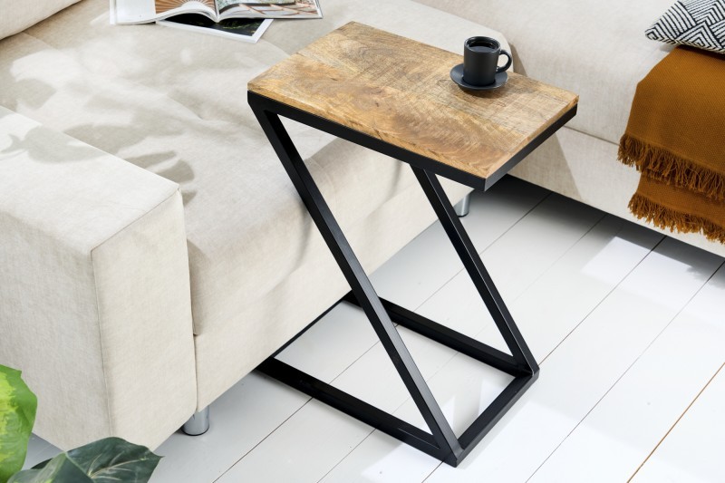 Estila Moderný príručný stolík Dahle z mangového dreva s čiernou kovovou konštrukciou 60cm