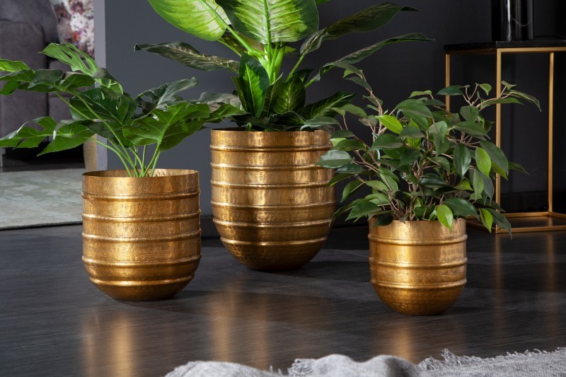 Estila Dizajnový set troch art deco kvetináčov Baneli z kovu zlatej farby s kladivkovým vzorom