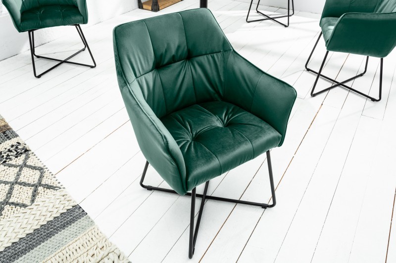 Estila Dizajnová moderná jedálenská stolička Amala so zeleným zamatovým čalúnením a s čiernymi nohami z kovu 83cm