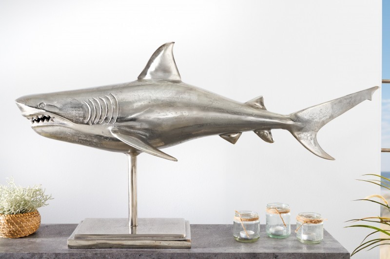 Estila Dizajnová strieborná dekorácia žralok Perry z kovovej zlatiny 103cm