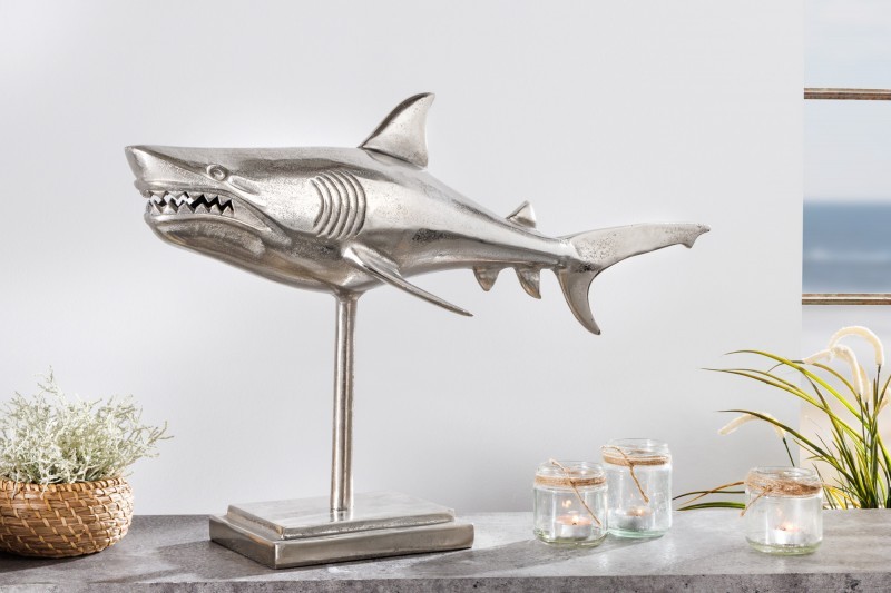 Estila Dizajnová dekoračná soška žralok Perry v striebornej farbe z kovovej zliatiny na podstavci 68cm