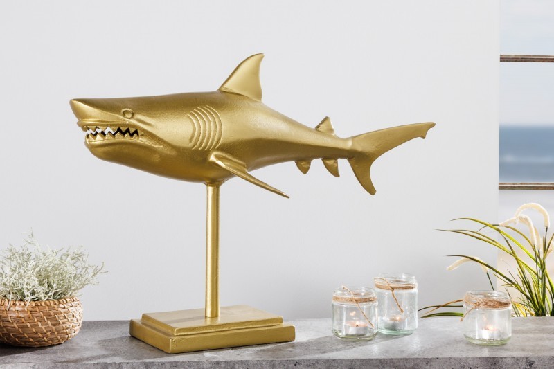 Estila Zlatá dizajnová dekorácia žralok Perry z kovovej zliatiny na podstavci 68cm