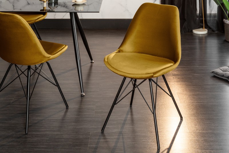 Estila Dizajnová horčicovo žltá jedálenská stolička Scandinavia so zamatovým čalúnením a čiernymi nožičkami z kovu 86cm