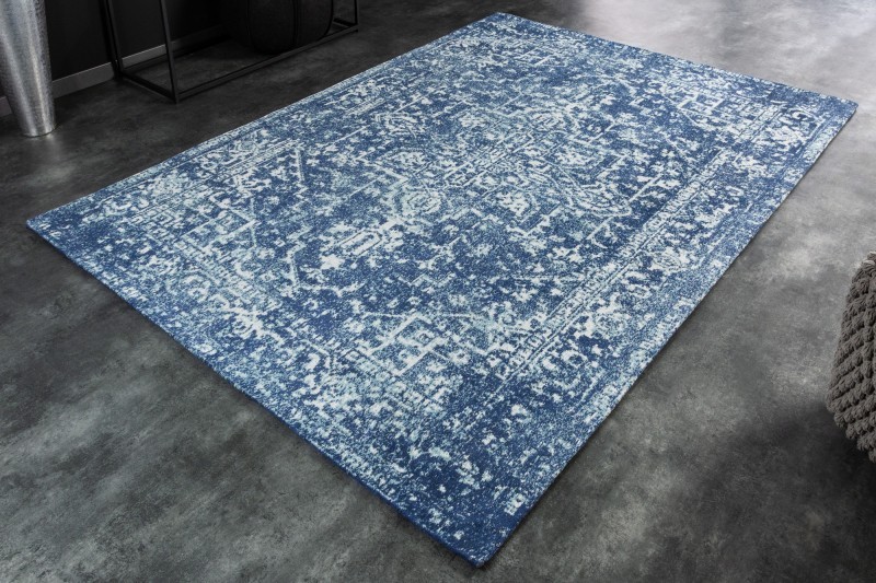 Estila Obdĺžnikový vintage modrý koberec Mistal z hladkej pevnej ženilkovej bavlny s bielym vzorom 160x230cm
