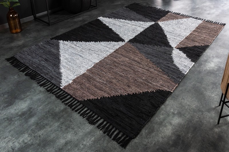 Estila Dizajnový kožený obdĺžnikový koberec Margo s geometrickými vzormi hnedej a čiernej farby 230cm