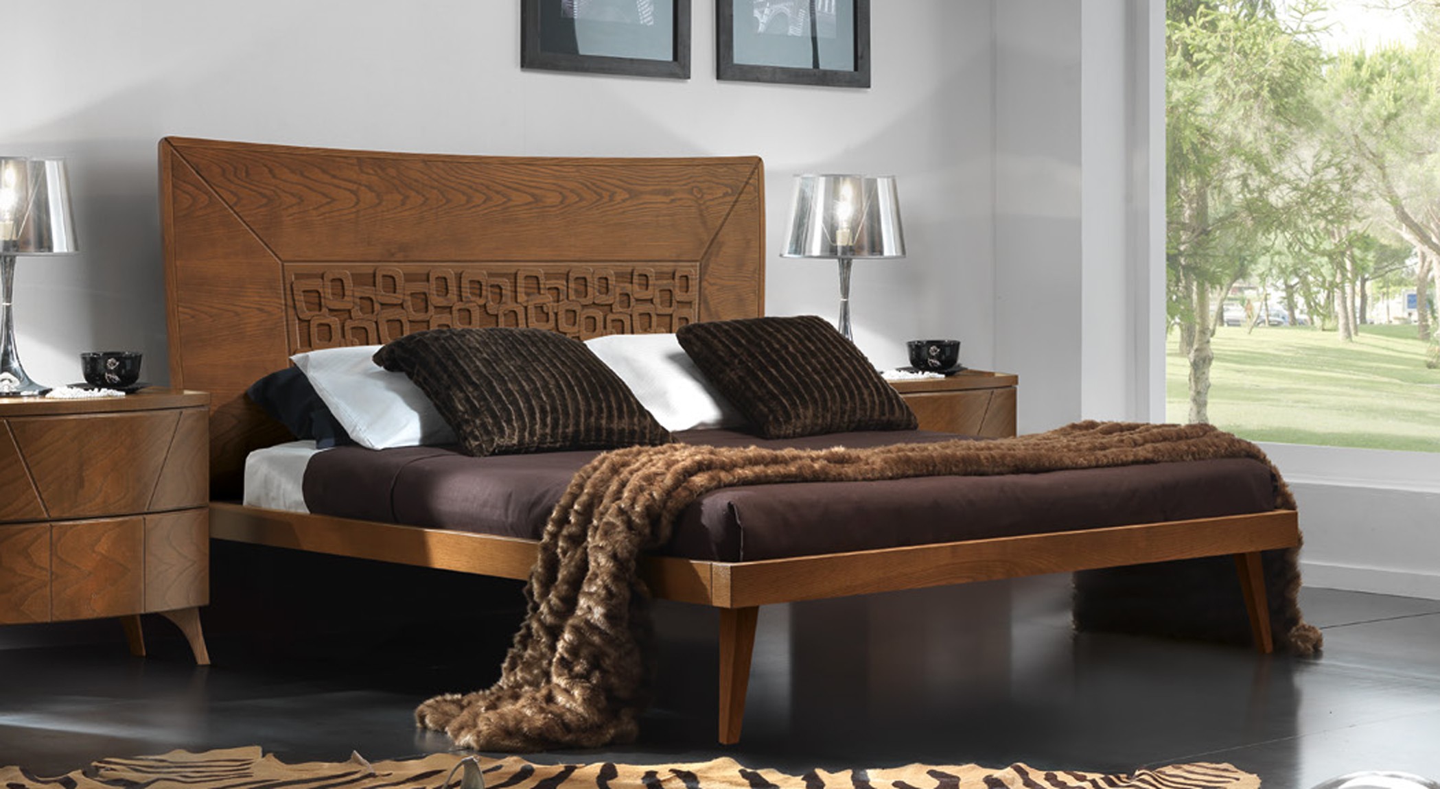 Estila Masívna manželská posteľ Varietty z hnedého dreva s obdĺžnikovým čelom s vyrezávaným dekorom na nožičkách 160x200cm