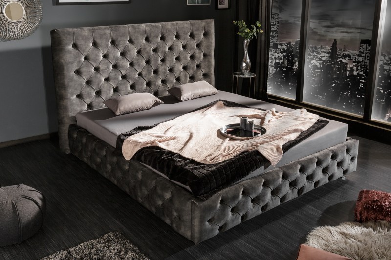 Estila Luxusná chesterfield manželská posteľ Kreon s tmavosivým zamatovým poťahom a s vysokým čelom 180x200cm