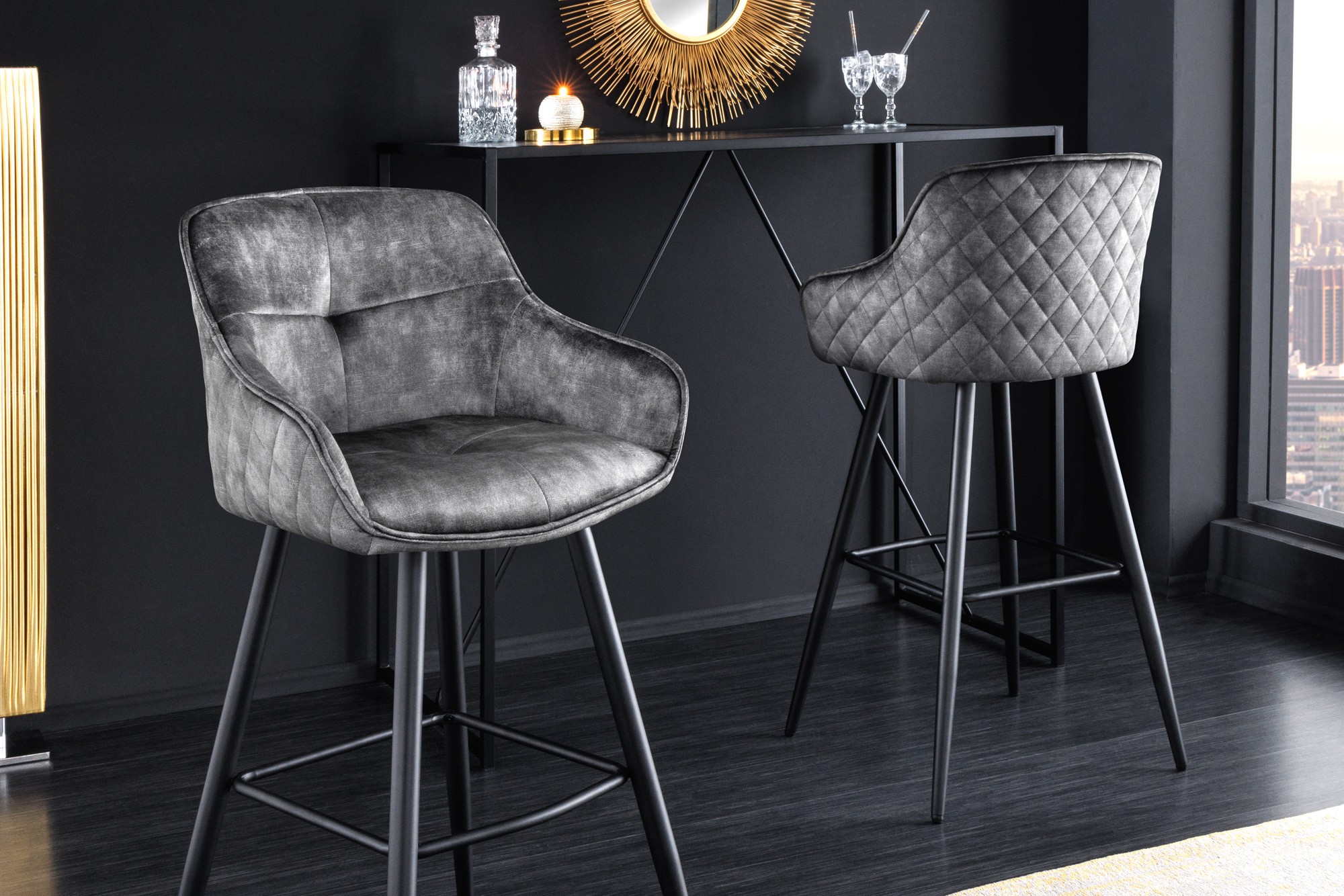 Estila Glamour dizajnová barová stolička Rufus s tmavosivým zamatovým čalúnením a čiernou konštrukciou z kovu 100cm