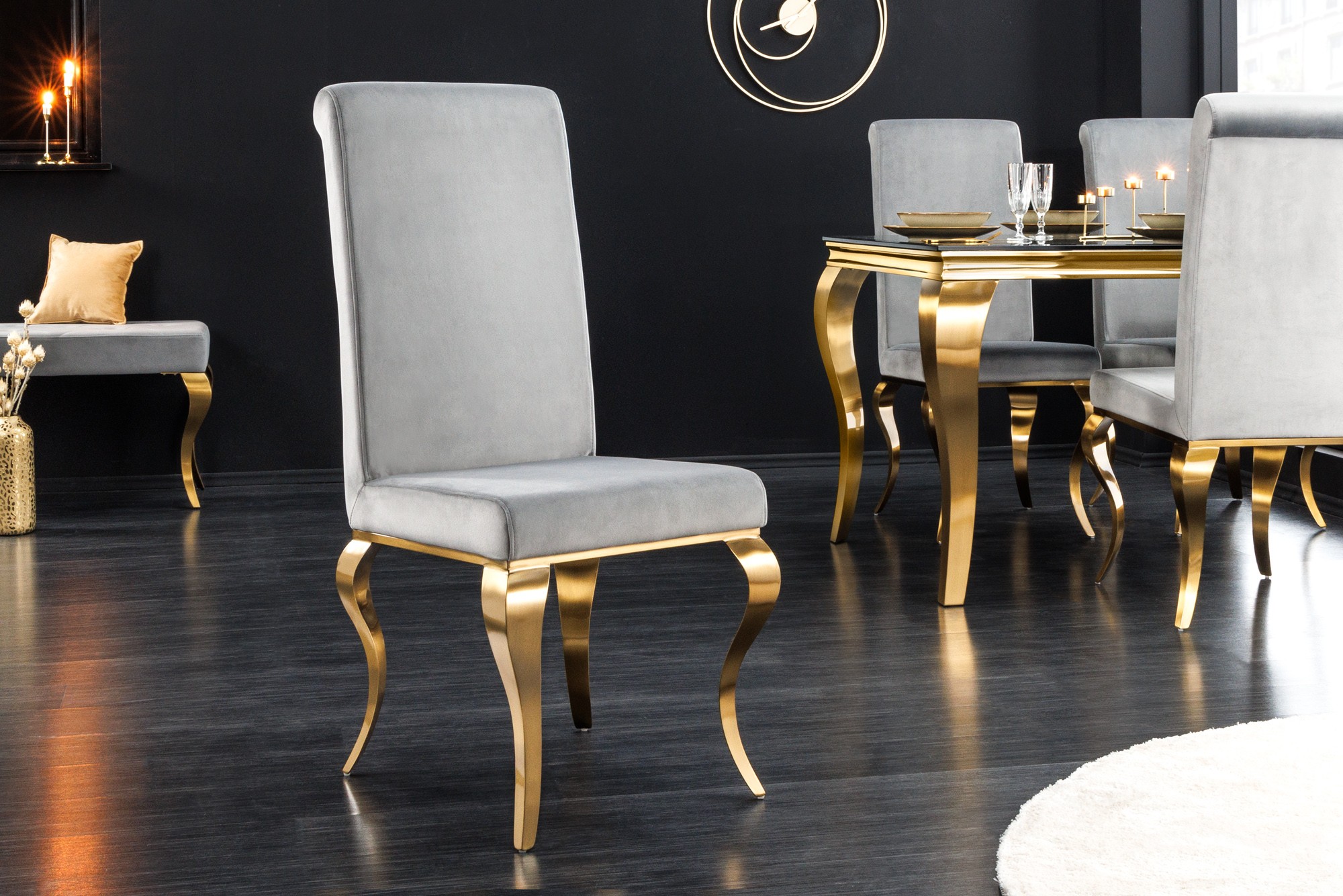 Estila Dizajnová jedálenská stolička Modern Barock so zlatými kovovými nohami a strieborným poťahom 104cm