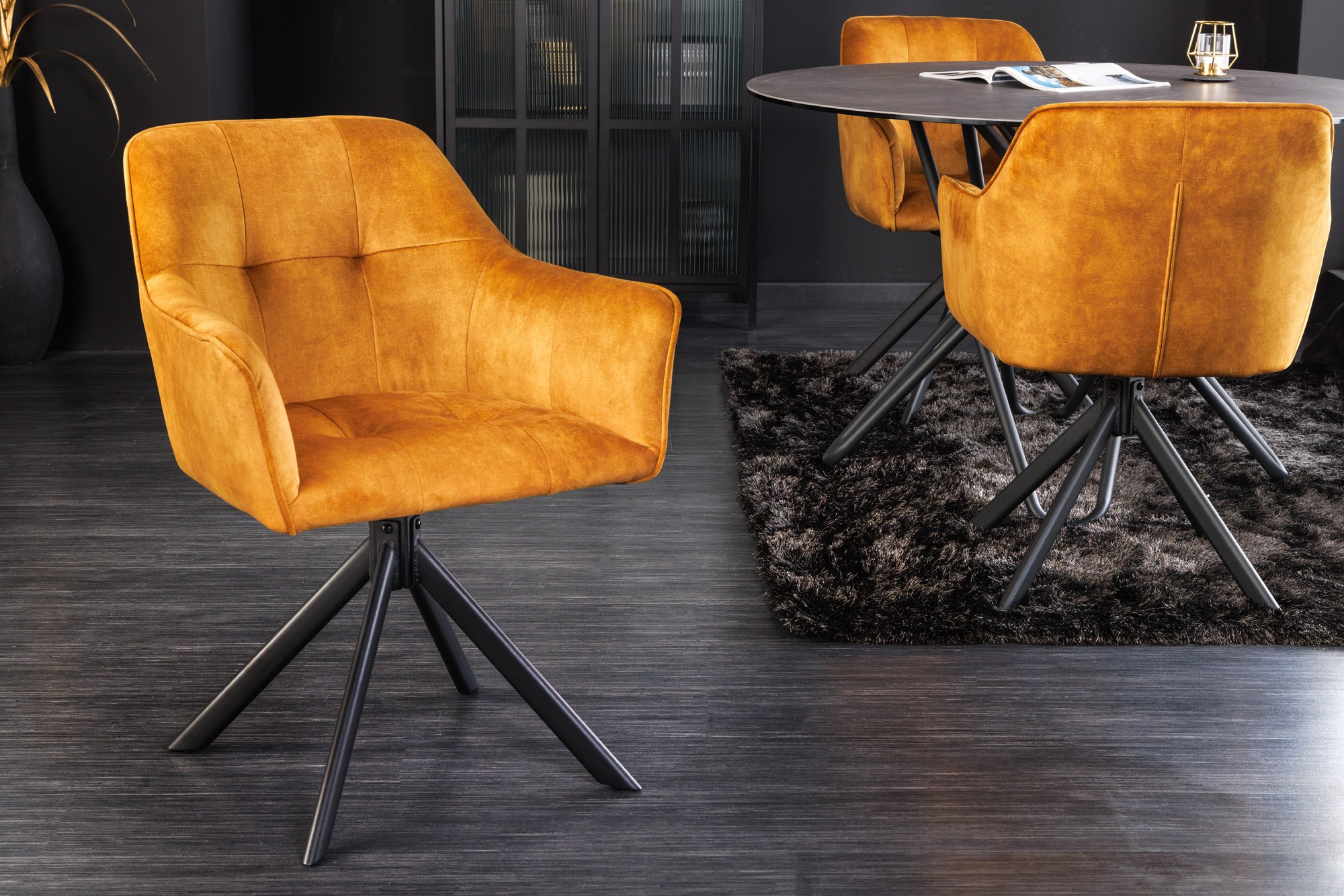 Estila Industriálna moderná otočná kancelárska stolička Devon so zamatovým okrovým čalúnením a čiernymi nohami z kovu 83cm
