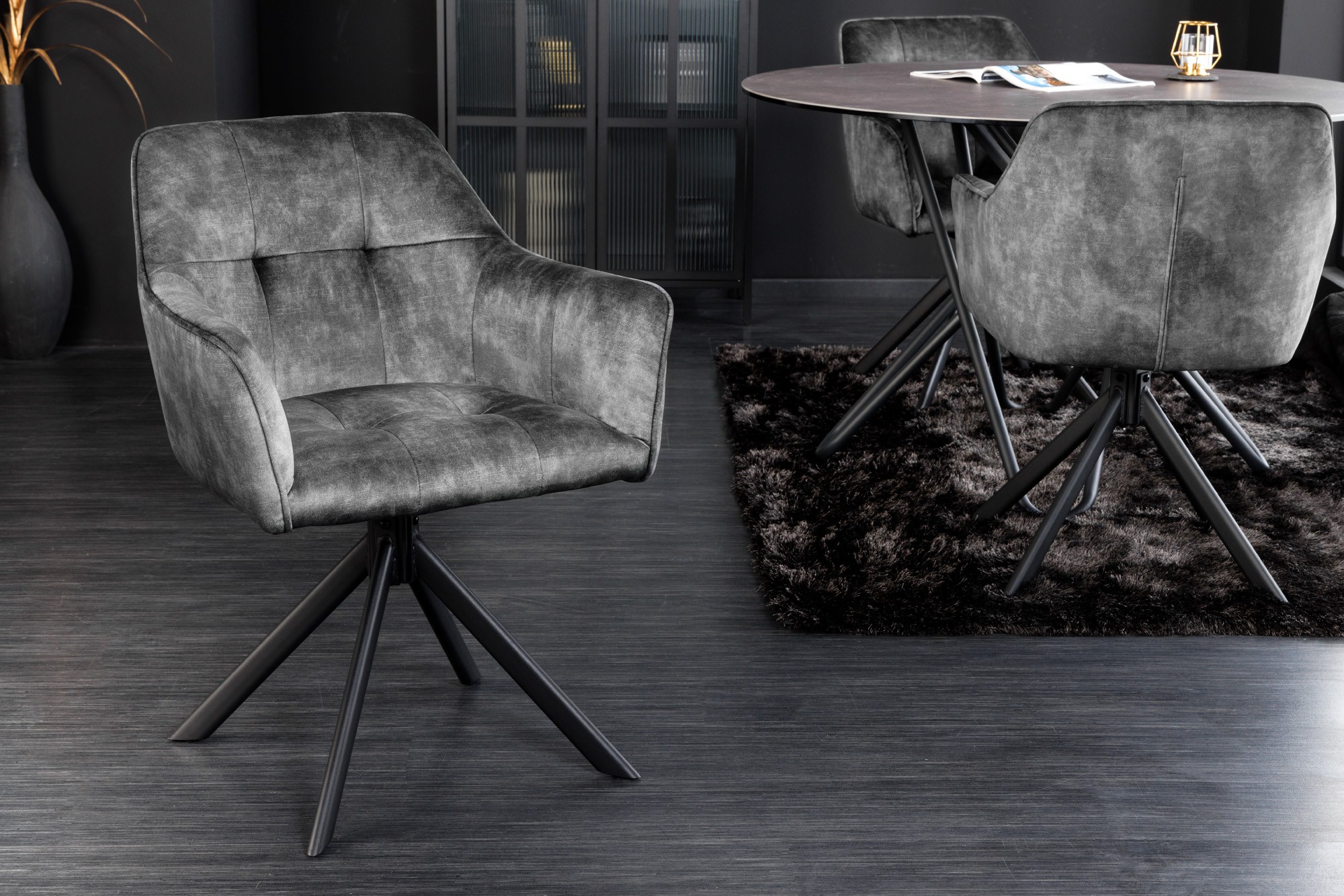 Estila Dizajnová otočná kancelárska stolička Devon s tmavosivým čalúnením a s čiernymi šikmými nohami z kovu 83cm