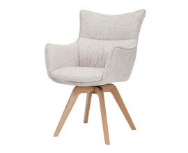 Moderné škandinávske jedálenské kreslo Krespa s otočným sedadlom s opierkami na ruky a poťahom zo štruktúrovanej textílie v krémovej béžovej farbe so šikmými nohami z masívneho dubového dreva v naturálnej svetlej hnedej farbe