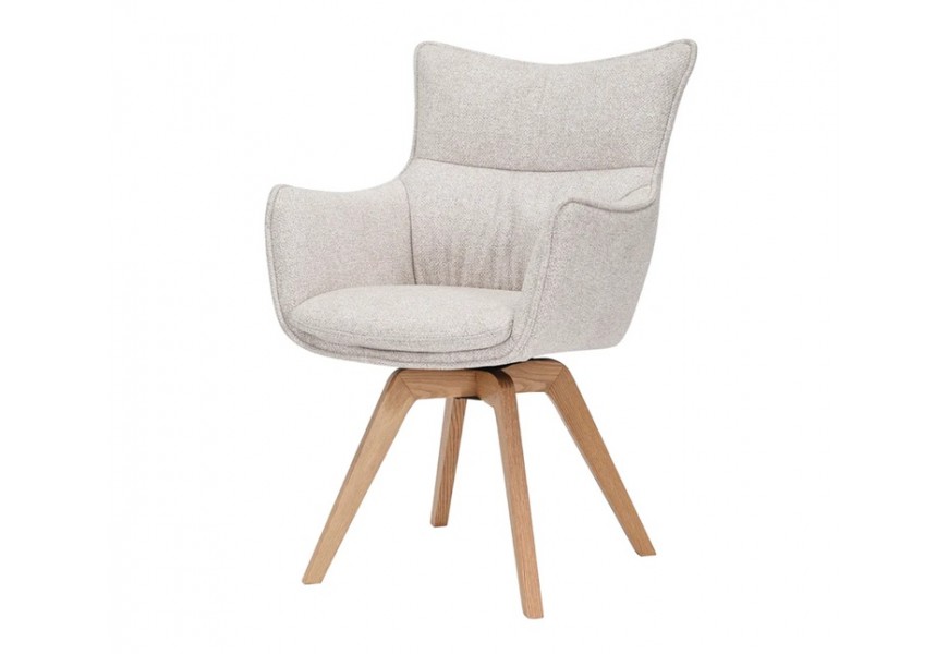 Moderné škandinávske jedálenské kreslo Krespa s otočným sedadlom s opierkami na ruky a poťahom zo štruktúrovanej textílie v krémovej béžovej farbe so šikmými nohami z masívneho dubového dreva v naturálnej svetlej hnedej farbe