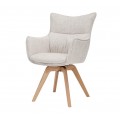 Moderné škandinávske jedálenské kreslo Krespa s otočným sedadlom s opierkami na ruky a poťahom zo štruktúrovanej textílie v krémovej béžovej farbe so šikmými nohami z masívneho dubového dreva v naturálnej svetlej hnedej farbe