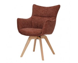 Moderné škandinávske čalúnené jedálenské kreslo Krespa s otočným sedadlom s opierkami na ruky s textilným poťahom v hrdzavej červenej farbe s bielym melírovaním so šikmými nožičkami z dubového dreva v svetlej hnedej farbe