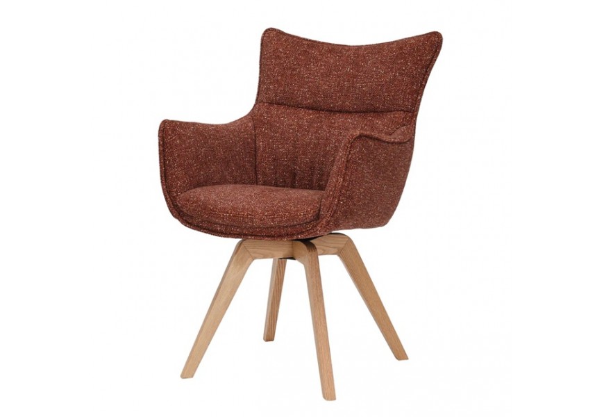 Moderné škandinávske čalúnené jedálenské kreslo Krespa s otočným sedadlom s opierkami na ruky s textilným poťahom v hrdzavej červenej farbe s bielym melírovaním so šikmými nožičkami z dubového dreva v svetlej hnedej farbe