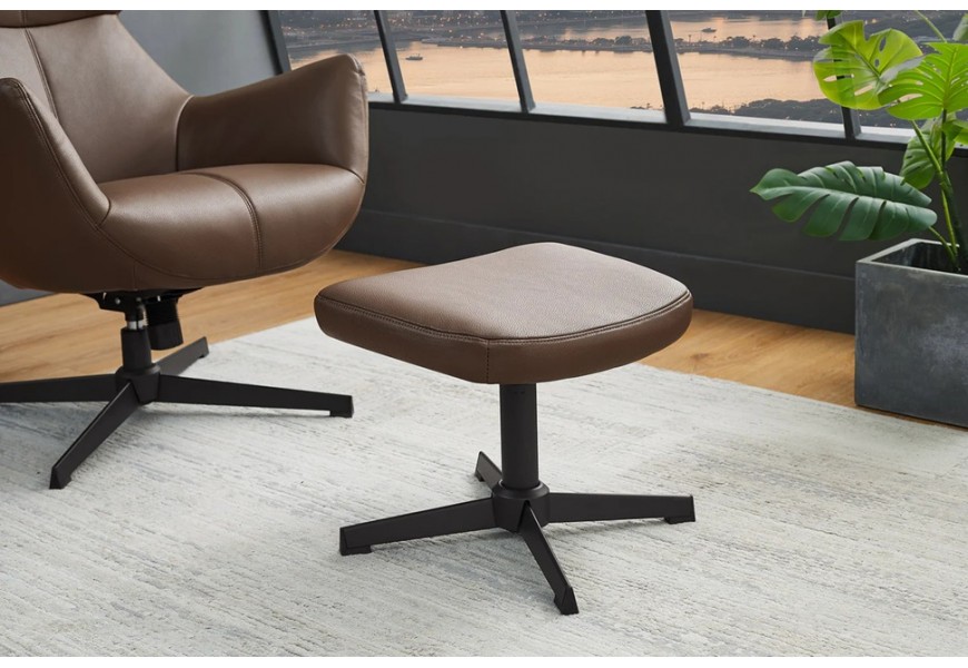 Dizajnová kožená taburetka Krespa s prehnutým obdĺžnikovým čalúneným sedadlom s hnedým poťahom z ekokože s kovovou nohou a podstavou so štyrmi ramenami v čiernej matnej farbe z kovu