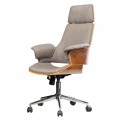 Dizajnové čalúnené otočné výškovo nastaviteľné kancelárske kreslo Madison s opierkami na ruky s poťahom zo sivej textílie a vonkajším rámom z orechového dyhovaného dreva v naturálnej teplej hnedej farbe s kovovou nohou v chrómov prevedení s piatimi ramenami s kolieskami