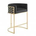 Glamour barová stolička Ariande s čalúnením a zamatovým poťahom v čiernej farbe s oblúkovou zlatou konštrukciou a vzorom medených plátov