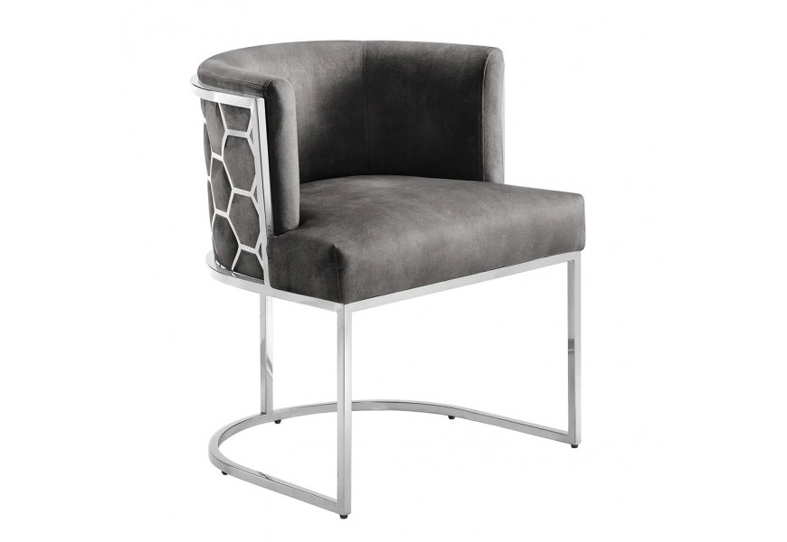 Glamour kreslo Leara v sivej farbe so zamatovým poťahom s konštrukciou z kovu v striebornej chrómovej farbe so vzorom medového plátu