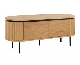 Dizajnový oválny TV stolík Maderia s masívnym dubovým vizuálom v svetlej hnedej farbe s dvomi dvierkami a lamelovým reliéfom s čiernymi kovovými nohami