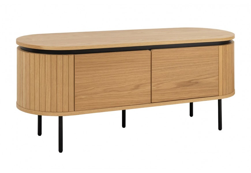 Dizajnový oválny TV stolík Maderia s masívnym dubovým vizuálom v svetlej hnedej farbe s dvomi dvierkami a lamelovým reliéfom s čiernymi kovovými nohami