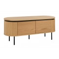 Dizajnový oválny TV stolík Maderia s masívnym dubovým vizuálom v svetlej hnedej farbe s dvomi dvierkami a lamelovým reliéfom s čiernymi kovovými nohami