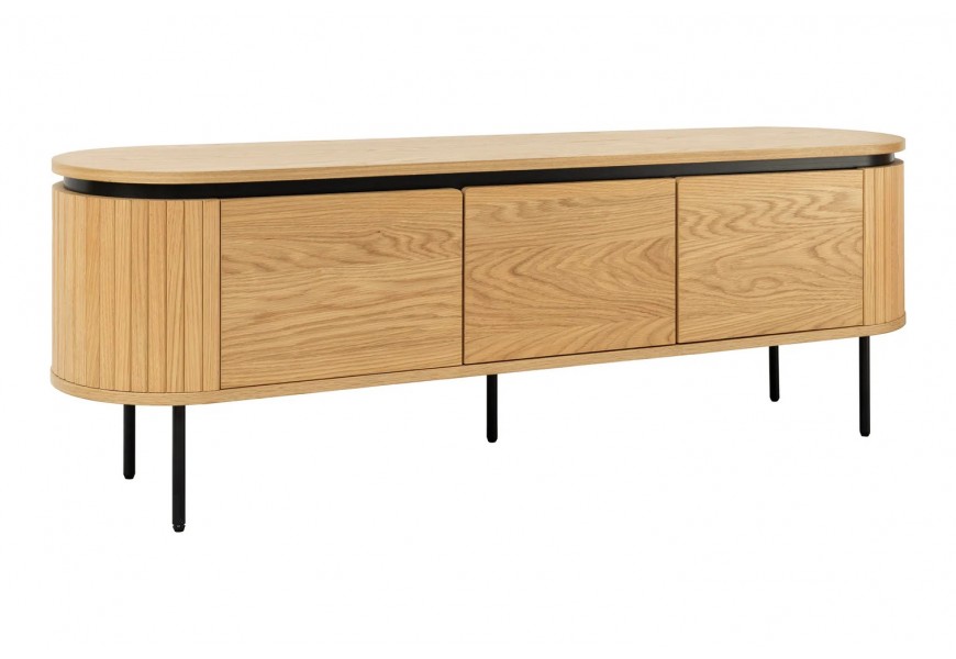 Moderný art deco televízny stolík Maderia s tromi hladkými dvierkami a vertikálnym drážkovaným reliéfom s oválnou vrchnou doskou z dubovej dyhy v prírodnej svetlej hnedej farbe a nožičkami z kovu v čiernej farbe