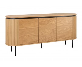 Moderný dizajnový trojdverový príborník Maderia z dubovej dyhy v naturálnej svetlej hnedej farbe s tromi dvierkami a vertikálnym lamelovým reliéfom s nožičkami z kovu v matnej čiernej farbe