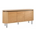 Moderný dizajnový trojdverový príborník Maderia z dubovej dyhy v naturálnej svetlej hnedej farbe s tromi dvierkami a vertikálnym lamelovým reliéfom s nožičkami z kovu v matnej čiernej farbe