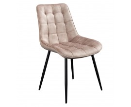 Moderná dizajnová čalúnená zamatová jedálenská stolička Moritz so zamatovým poťahom v svetlej béžovej farbe s prešívaním so vzorom štvorcov so šikmými nožičkami z kovu v čiernej farbe