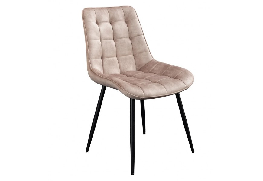 Moderná dizajnová čalúnená zamatová jedálenská stolička Moritz so zamatovým poťahom v svetlej béžovej farbe s prešívaním so vzorom štvorcov so šikmými nožičkami z kovu v čiernej farbe