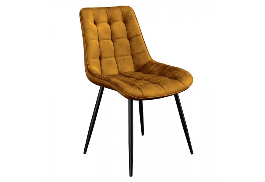 Moderná škandinávska čalúnená zamatová jedálenská stolička Moritz v horčicovej žltej farbe s prešívaním so štvorcovým vzorom s čiernymi šikmými nožičkami z kovu v matnom čiernom prevedení