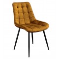 Moderná škandinávska čalúnená zamatová jedálenská stolička Moritz v horčicovej žltej farbe s prešívaním so štvorcovým vzorom s čiernymi šikmými nožičkami z kovu v matnom čiernom prevedení