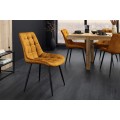 Moderná dizajnová jedálenská stolička Moritz so zamatovým horčicovým žltým prešívaným poťahom a čiernymi nohami 51 cm