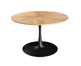 Moderný industriálny jedálenský stôl Maderia s okrúhlou vrchnou doskou z dubovej dyhy s dizajnovou kresbou letokruhov v svetlej hnedej farbe s jednou nohou s rozšírenou okrúhlou podstavou z kovu v matnej čiernej farbe