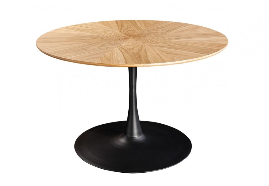 Moderný industriálny jedálenský stôl Maderia s okrúhlou vrchnou doskou z dubovej dyhy s dizajnovou kresbou letokruhov v svetlej hnedej farbe s jednou nohou s rozšírenou okrúhlou podstavou z kovu v matnej čiernej farbe