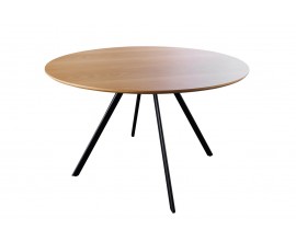 Dizajnový industriálny jedálenský stôl Maderia s okrúhlou vrchnou doskou z dyhovaného dreva v dubovom svetlom hnedom prevedení s melamínovým povrchom so štyrmi šikmými nohami z kovu v matnej čiernej farbe