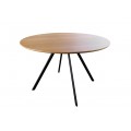 Dizajnový industriálny jedálenský stôl Maderia s okrúhlou vrchnou doskou z dyhovaného dreva v dubovom svetlom hnedom prevedení s melamínovým povrchom so štyrmi šikmými nohami z kovu v matnej čiernej farbe