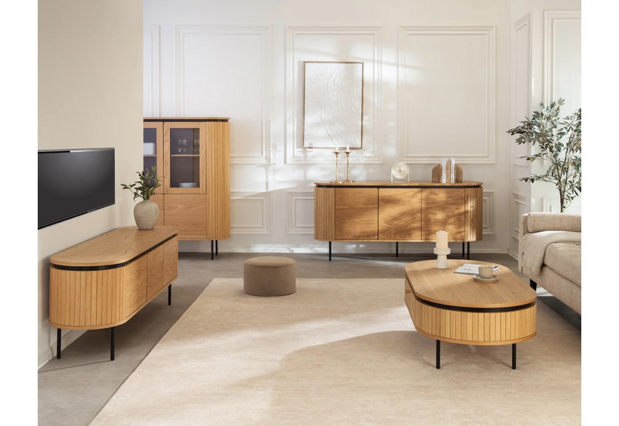 Moderná dizajnová zostava do obývačky Maderia s oválnym nábytkom s konferenčným stolíkom so zásuvkami a trojdverovým príborníkom a televíznym stolíkom s barovou skrinkou s presklenými dvierkami z dubovej dyhy v svetlom hnedom prevedení s čiernym akcentom