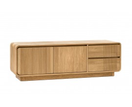 Luxusný masívny televízny stolík Riga z teakového dreva v svetlej hnedej fare obdĺžnikového tvaru so zaoblenými hranami s waterfall dizajnom s lineárnym vyrezávaným reliéfnym zdobením s dvojdverovou skrinkou a dvomi zásuvkami