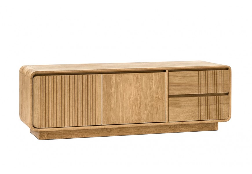 Luxusný masívny televízny stolík Riga z teakového dreva v svetlej hnedej fare obdĺžnikového tvaru so zaoblenými hranami s waterfall dizajnom s lineárnym vyrezávaným reliéfnym zdobením s dvojdverovou skrinkou a dvomi zásuvkami